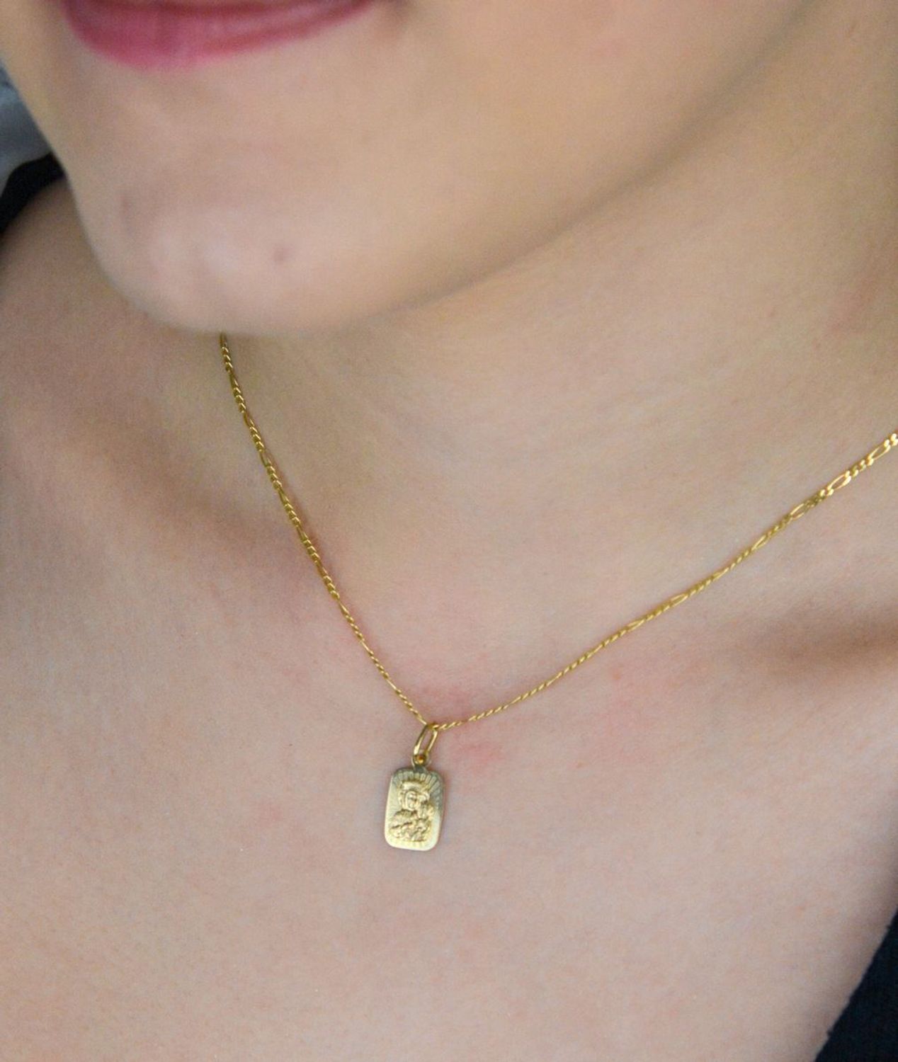 Złota zawieszka prostokąt medalik Matka Boska Częstochowska ZA 4177B. Piękny medalik o bogatej symbolice religijnej w prostokątnym kształcie. Medalik na prezent z okazji Chrztu, Komunii 1.jpg